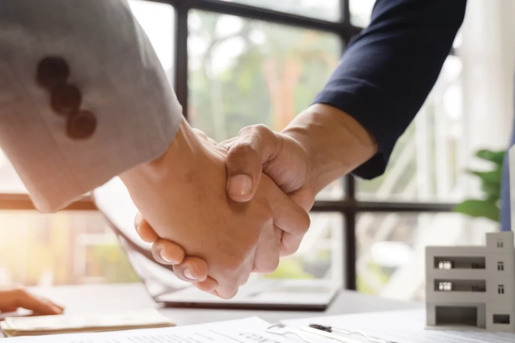 Équipe Poitras - Serrer mains d'un courtier